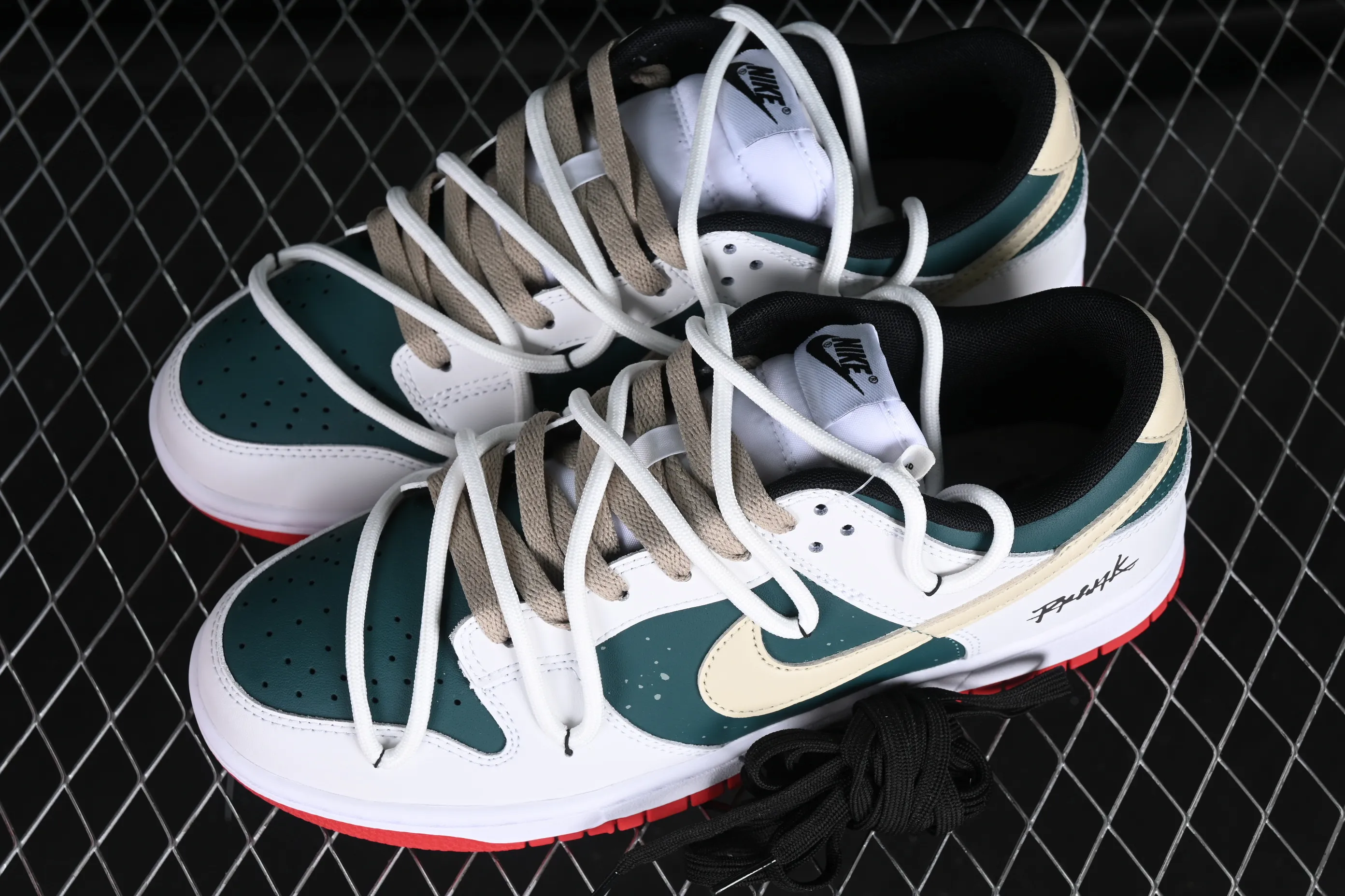 All Categories Nk SB Dunk Series Nk SB Dunk Low Low-top sneakers Nk Dunk Low Explore the limits Green, white and brown SB strappy low-top casual sneakers FD9762-061
